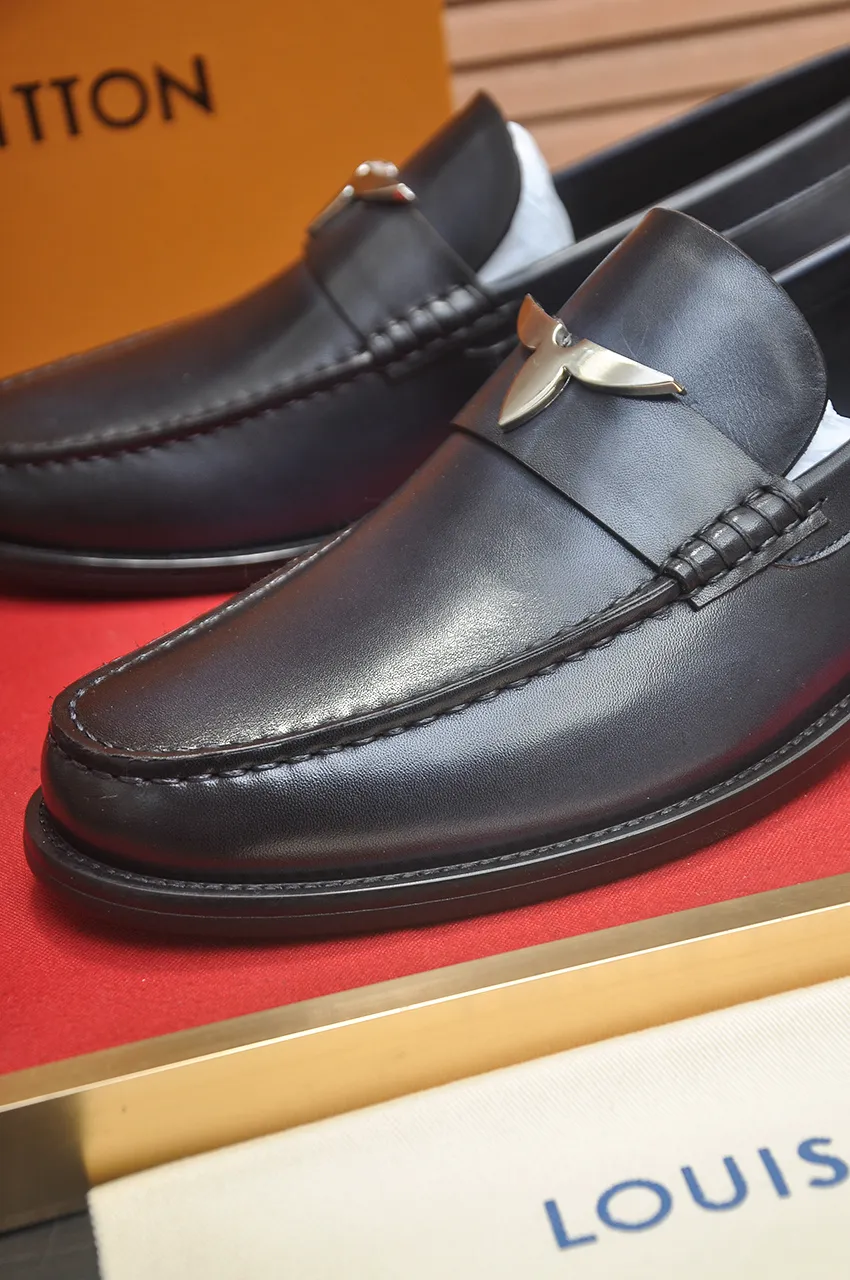 Men's men's shoes 💰560💶 [LV] (original single cowhide lining) 🍀LV's latest genuine leather business suit shoes are launched simultaneously on the official website. The first-layer cowhide imported from Italy is made of heavy gold, 💥1:1 rubber outsole from the official website. Versatile to wear, high-end without losing class, and the color combination is extraordinary. This four-season style is alluring when worn on your feet, showing off your big-name flair. Standard code 38-44 (45 customized)